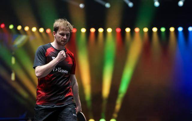 充满悬念和 充满悬念和